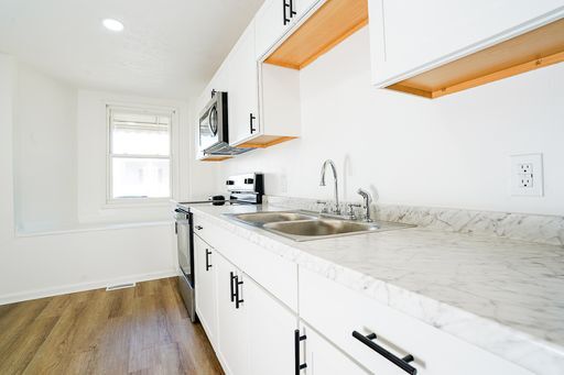 Building Photo - Charming Renovated 1-Bedroom Apartment in ...