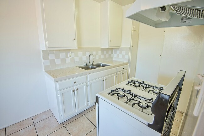 Building Photo - 1088 W 39th St