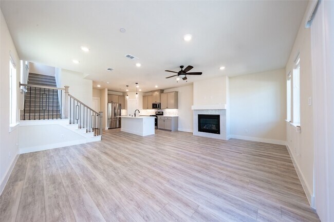 Building Photo - 813 Emerling Dr