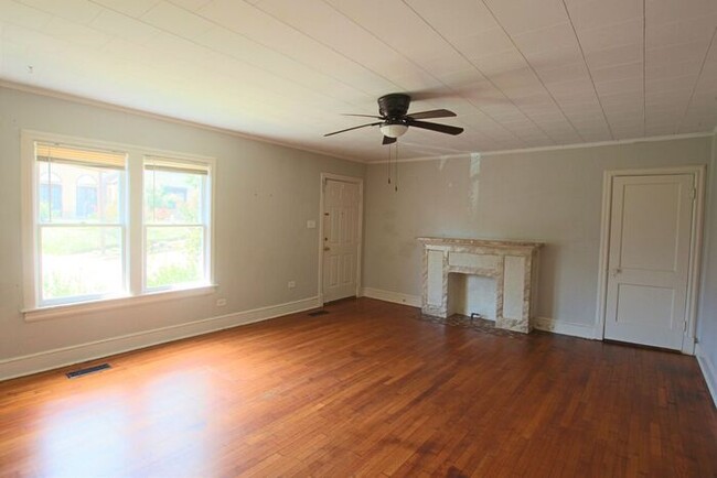 Building Photo - Downstairs 2 Bedroom 1 Bath Unit in Centra...