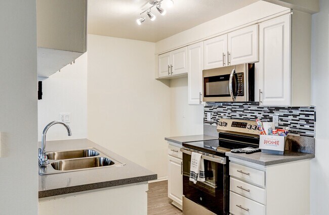 Planta baja tipo J: 1 habitación, 1 baño, 700 pies cuadrados - Chateau De Ville