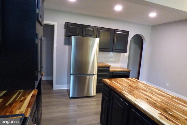 Building Photo - 430 Moul Ave