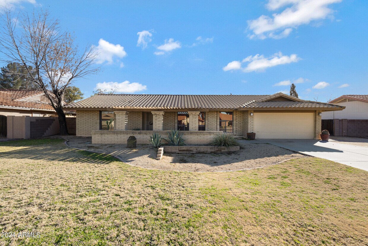 Primary Photo - 1225 E Louis Way