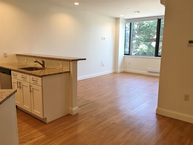 Building Photo - 875 Elm St