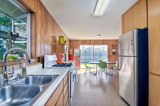 Building Photo - 351 Union St