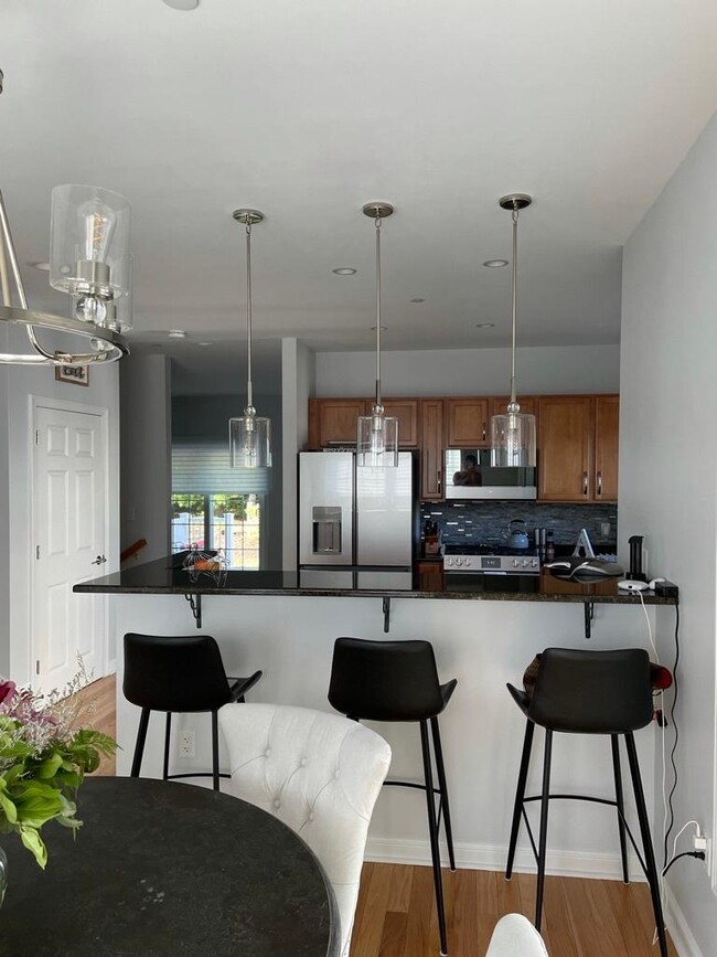 Kitchen with breakfast nook - 61 Woodview Way