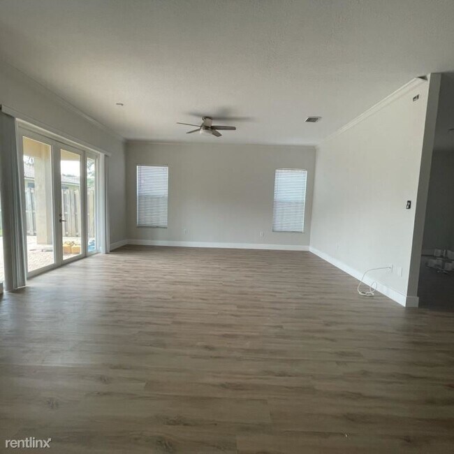 Foto del edificio - 4 br, 2.5 bath House - 311 W Royal Cove Cir