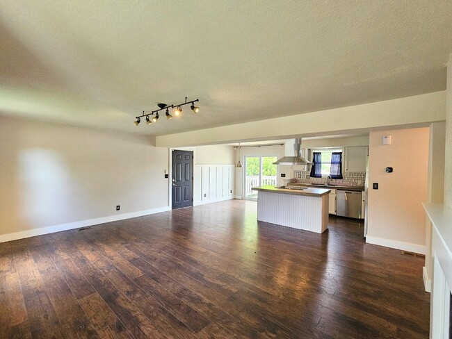 Building Photo - "Luxurious 3-Bed, 3-Bath Townhouse with Gr...