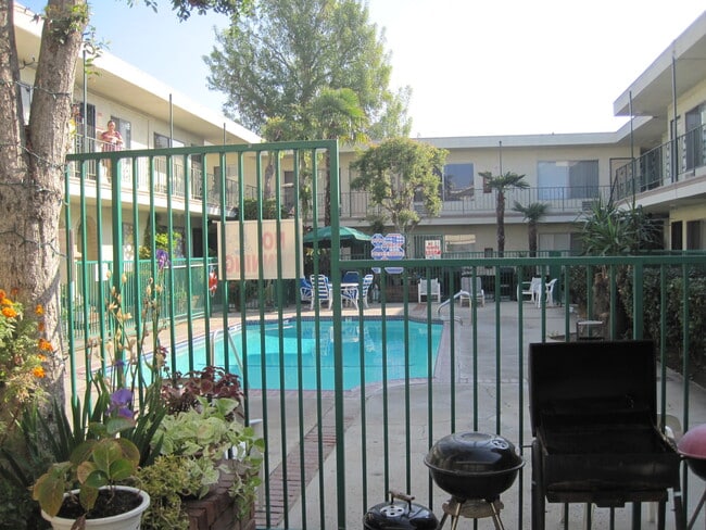 Building Photo - Valle Terrace Apartments