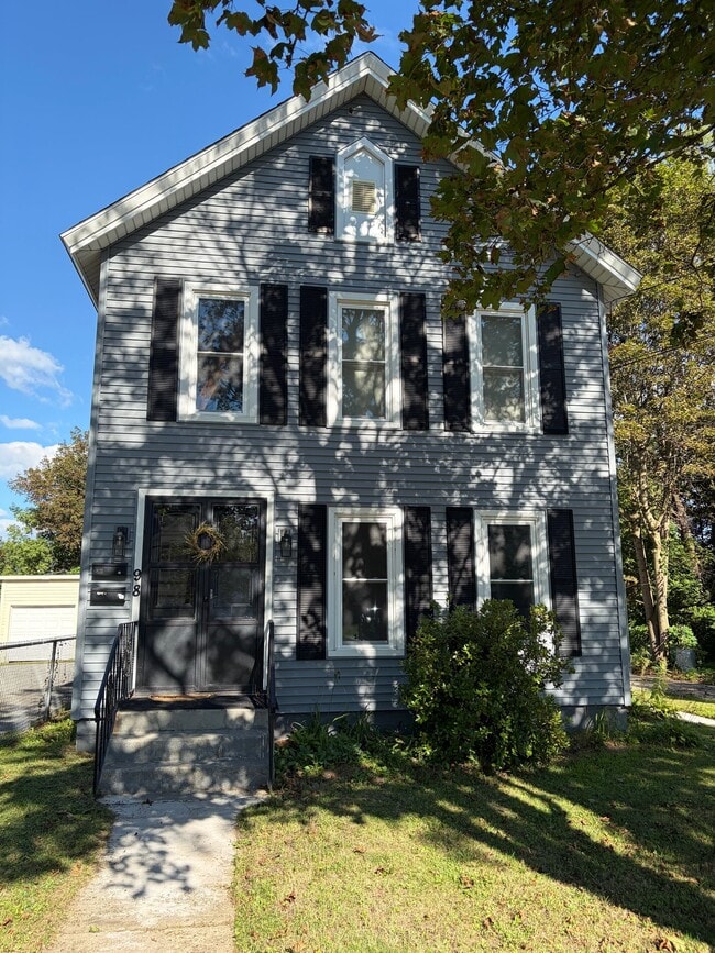 Building Photo - 98 Forest St
