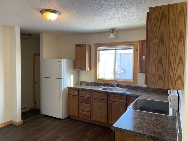 Building Photo - 3 Bedroom 2 Bathroom Duplex in Quiet Neigh...