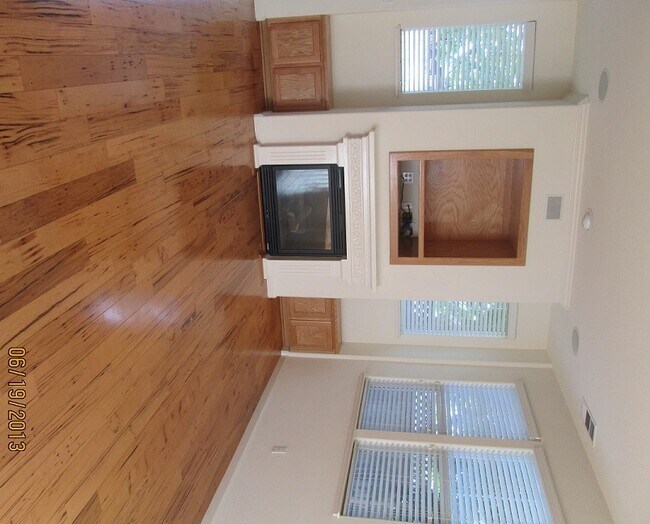 Building Photo - Executive Townhome
