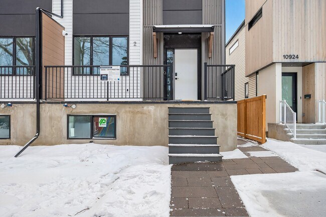Photo du bâtiment - 10920-10130 130 St NW