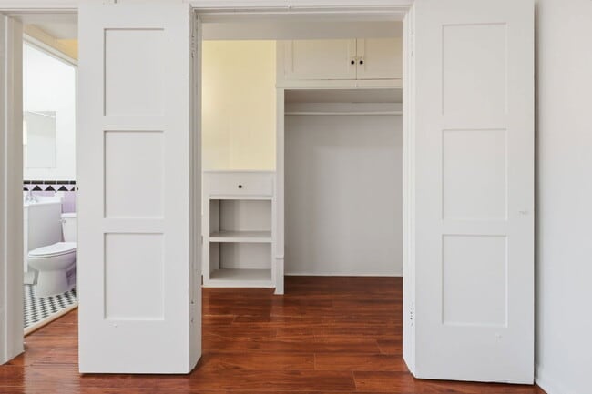 Building Photo - 724 S Mariposa Ave