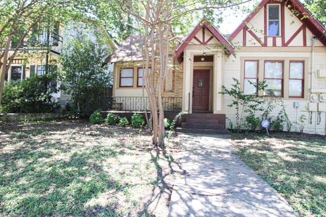 Building Photo - 436 W Rosewood Ave