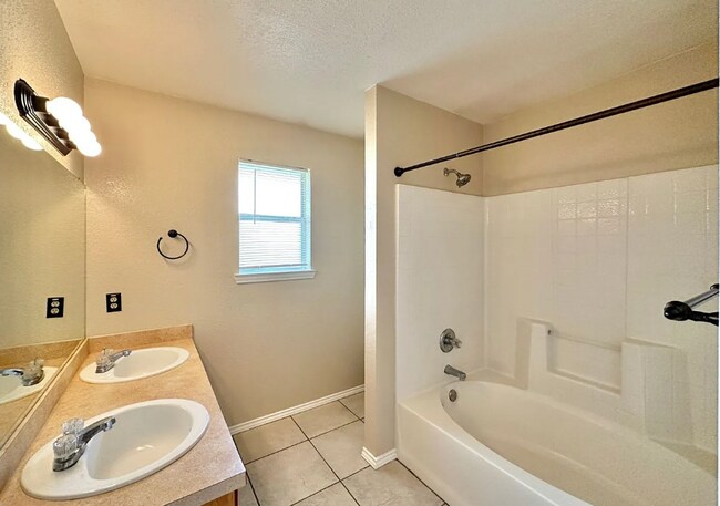 Foto del edificio - 4 Bedroom 2 Bath - Convenient Location