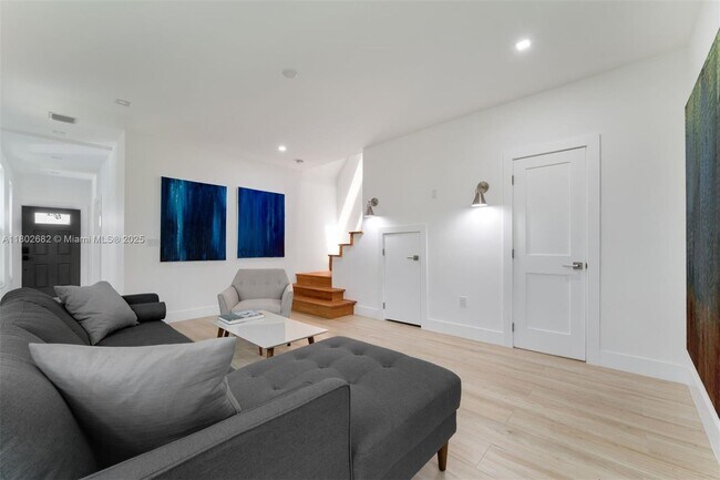 Building Photo - 3125 Paola Dr