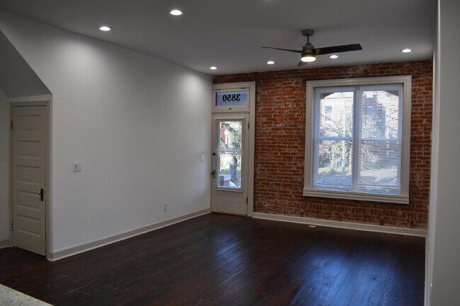 Foto del edificio - "Spacious Urban Living: Charming 2-Bedroom Retreat in St. Louis City - 1287 Sq Ft of Comfort!"  C...