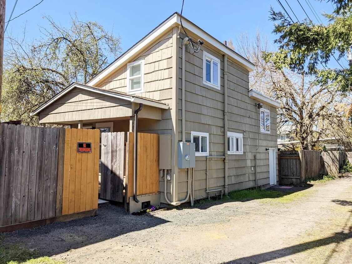 Primary Photo - Recently Updated 1+ bedroom Cottage with B...