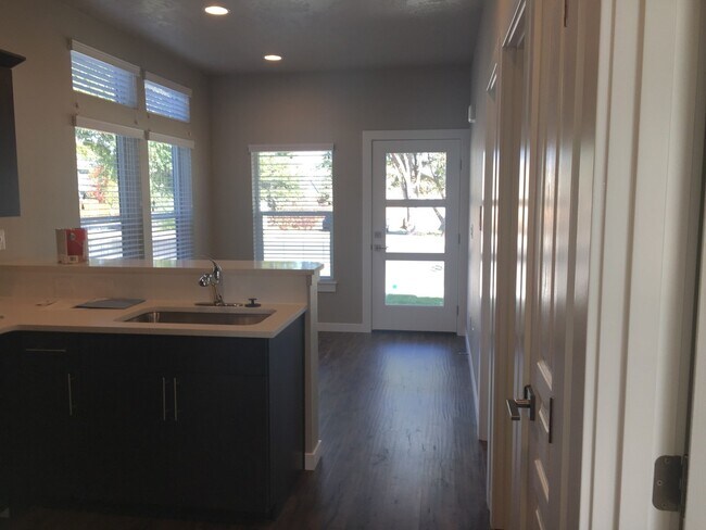 Foto del edificio - 1575 NE Rumgay Ln