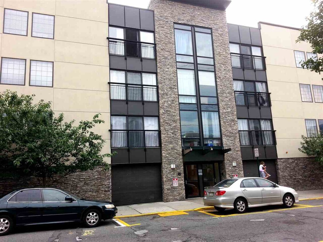 125 70th St Unit 4F, Guttenberg, NJ 07093 Condo for Rent in Guttenberg, NJ