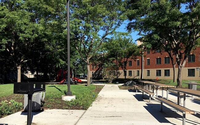 Foto del edificio - 1355 S Blue Island Ave