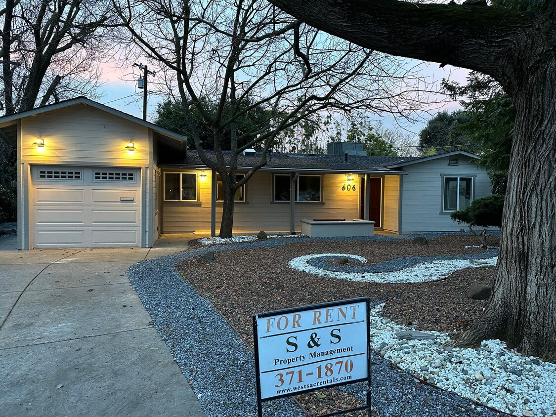 Primary Photo - 606 Sunset Ct - Available Now
