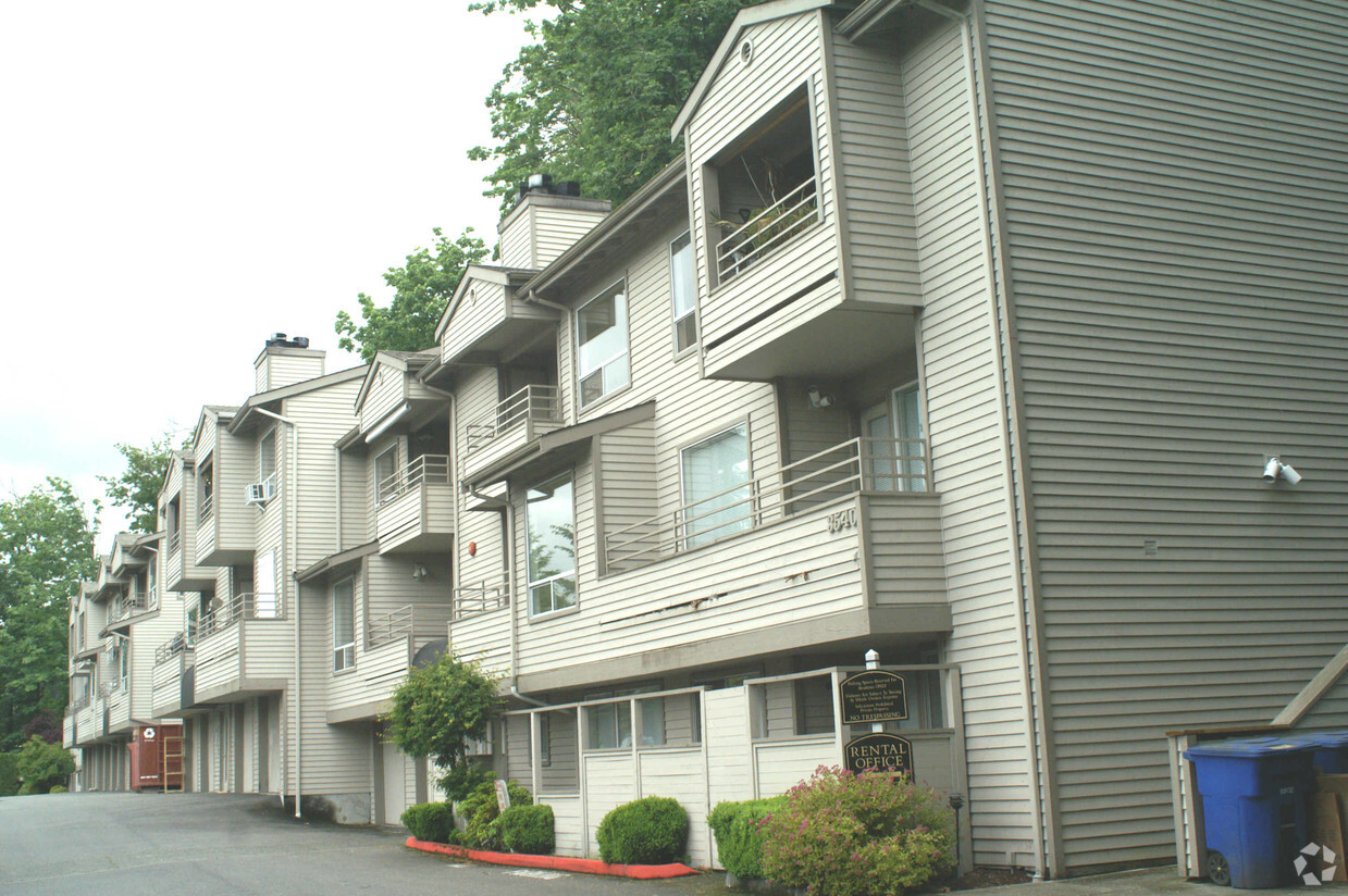 Building Photo - Newport On The Park