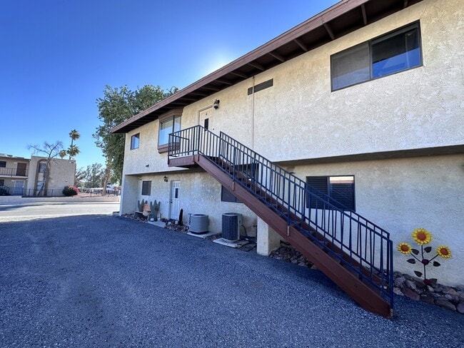 Building Photo - 2578 Country Club Dr