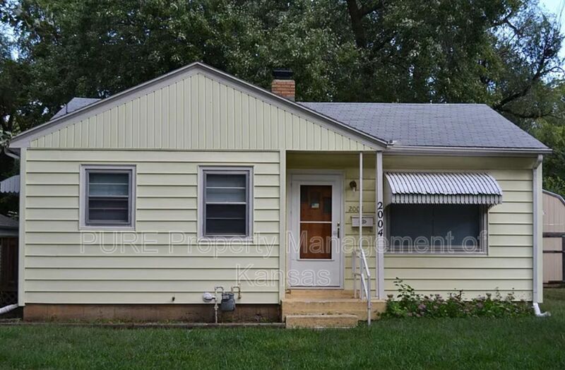 Primary Photo - 2004 SW Moundview Dr