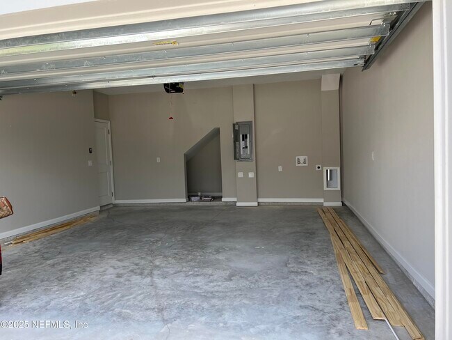 Building Photo - 742 Cherry Elm Dr