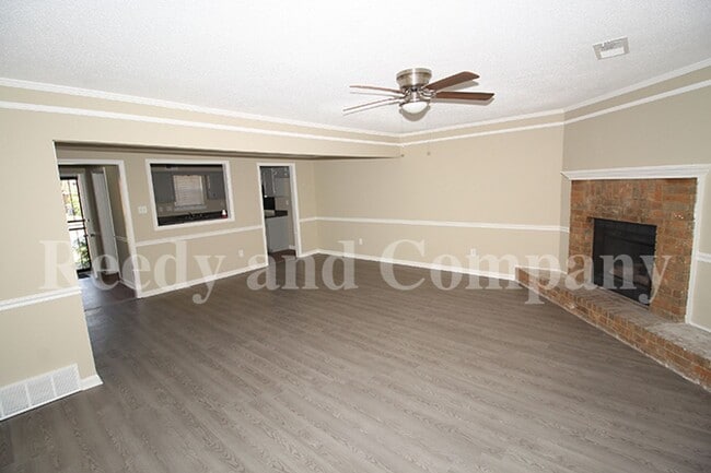 Building Photo - 5875 Jardin Pl