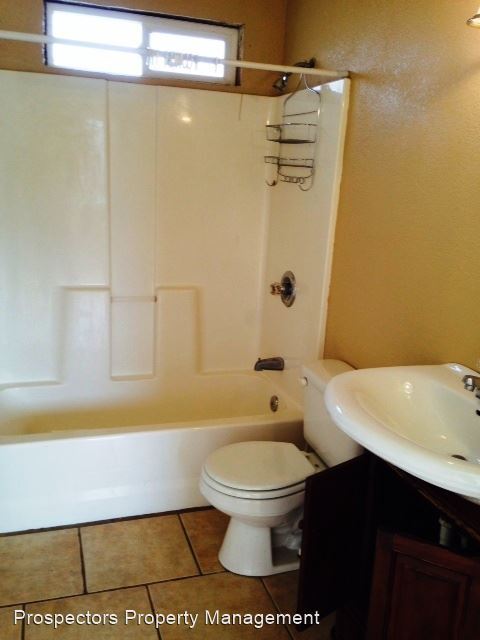 Building Photo - 2 br, 1 bath Apartment - 15300 Murphy Ave