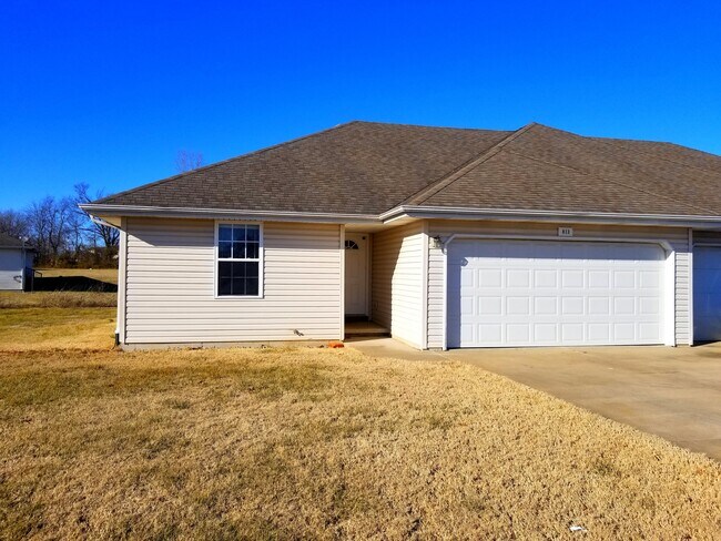 Lawncare Included - 813 N Pinewood Ave