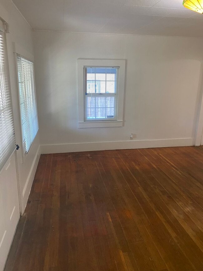 Building Photo - Recently updated - 4 Bedroom, 1 bath home ...