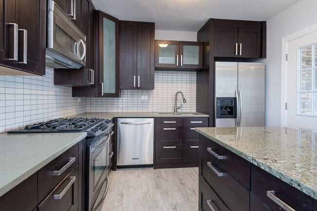 Foto del edificio - 5850 W Higgins Ave
