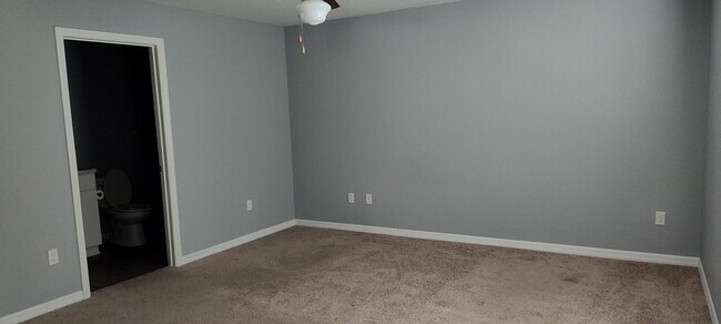 Building Photo - 3 bedroom, 2 bath, home with fenced in bac...