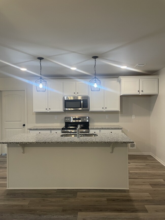 Building Photo - 1048 Heritage Way