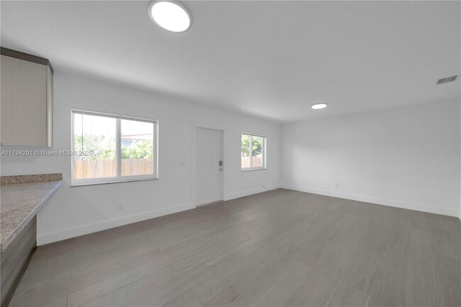 Building Photo - 1615 NW 32nd Ave