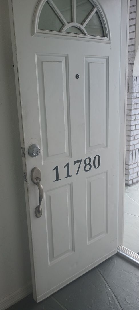 Foto del edificio - 2 bedroom 1 bathroom upper apartment with ...
