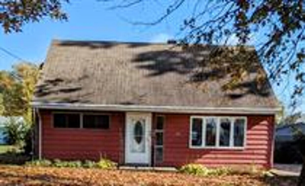 Primary Photo - 4 Bedroom Home in Lynnview