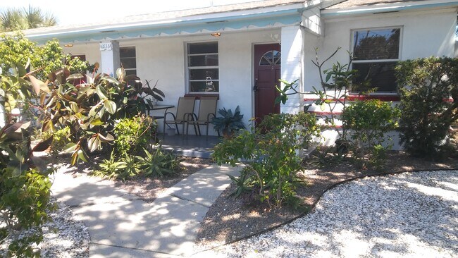 Foto del edificio - 6835 Blind Pass Rd