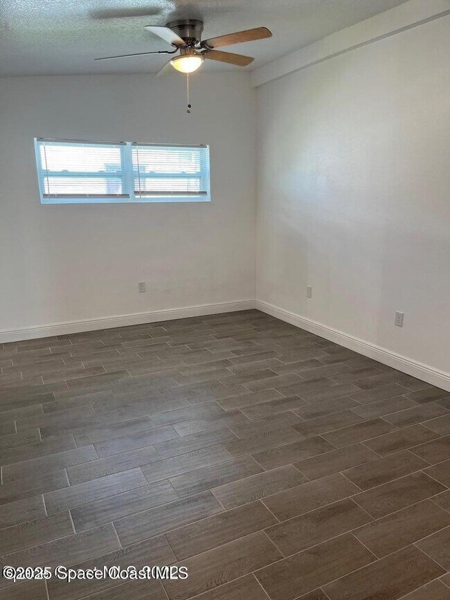 Foto del edificio - 253 N Brevard Ave