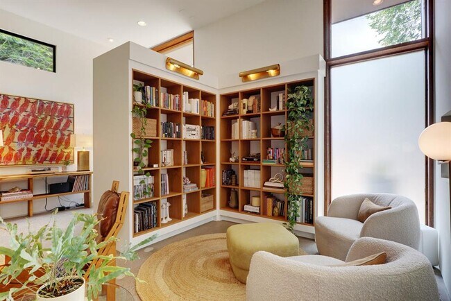 Foto del edificio - 2412 E 9th St