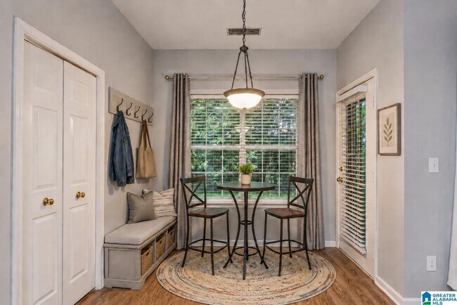 Foto del edificio - 560 Summit Cir