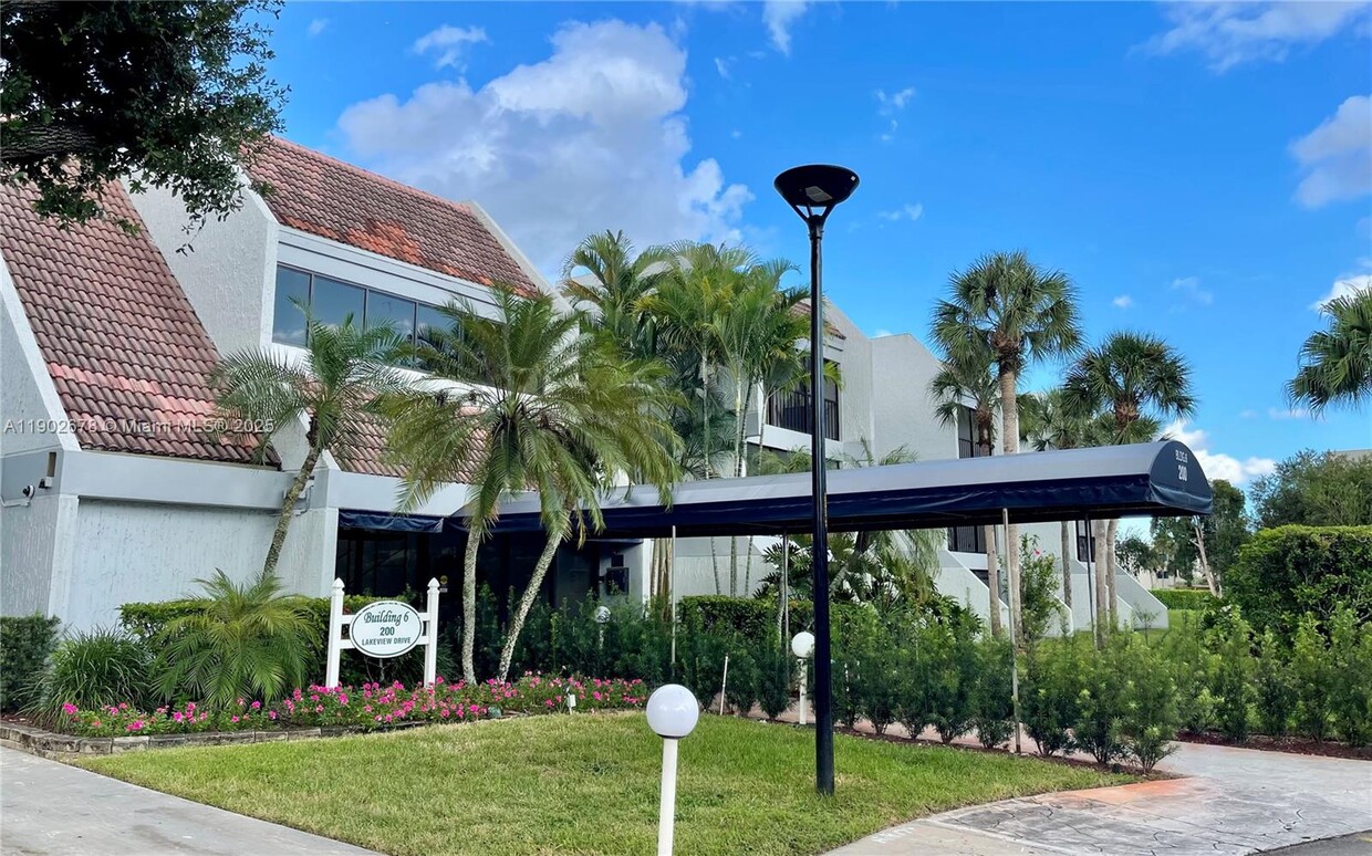 Foto principal - 200 Lakeview Dr