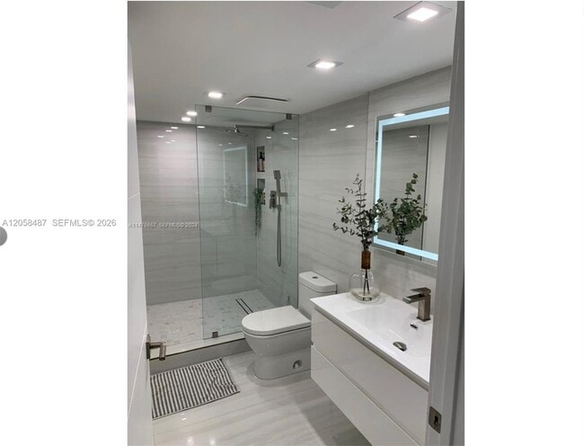 Building Photo - 2555 Collins Ave