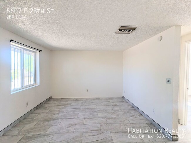Building Photo - 2Bed/1Bath w/ large enclosed yard, near DM...
