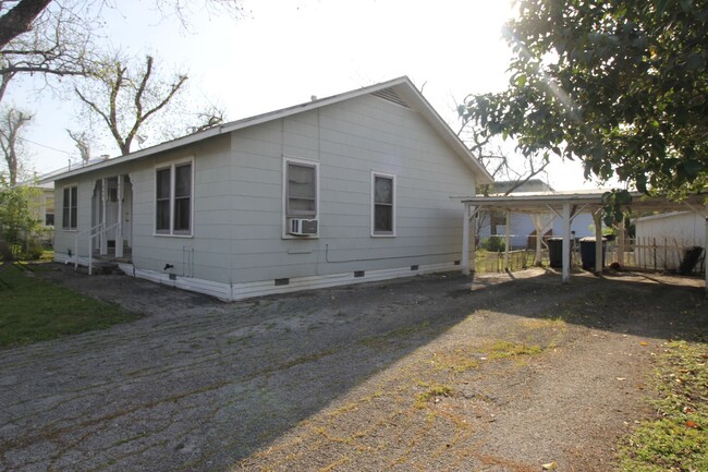 Building Photo - Cottage Style 1/1 Duplex Near Downtown New...