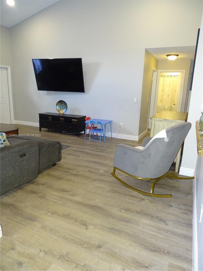 Foto del edificio - 8600 SW 15th St